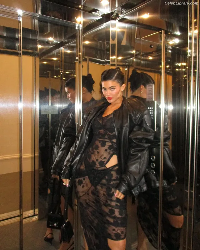 Kylie Jenner photo 15 of 4071