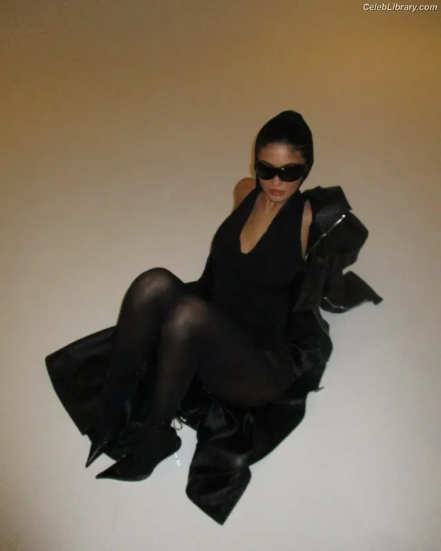 Kylie Jenner photo 16 of 4071