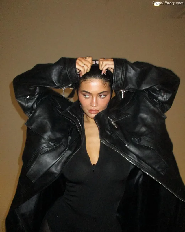 Kylie Jenner photo 18 of 4071