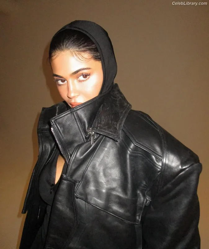 Kylie Jenner photo 20 of 4071