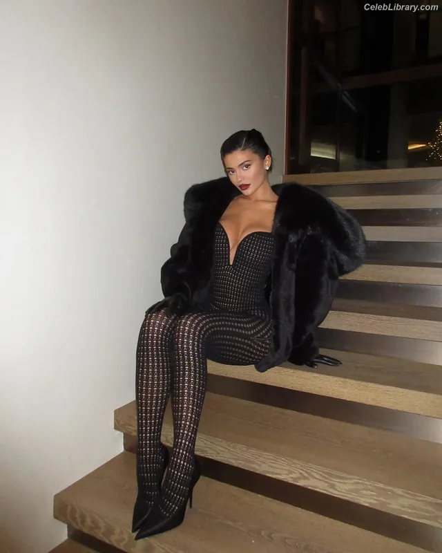 Kylie Jenner photo 22 of 4071