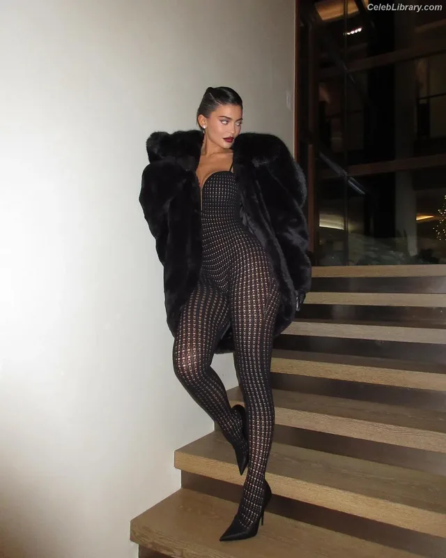 Kylie Jenner photo 3 of 4071