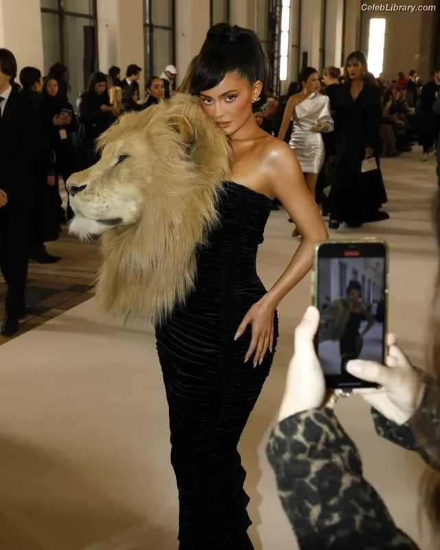 Kylie Jenner photo 14 of 4071