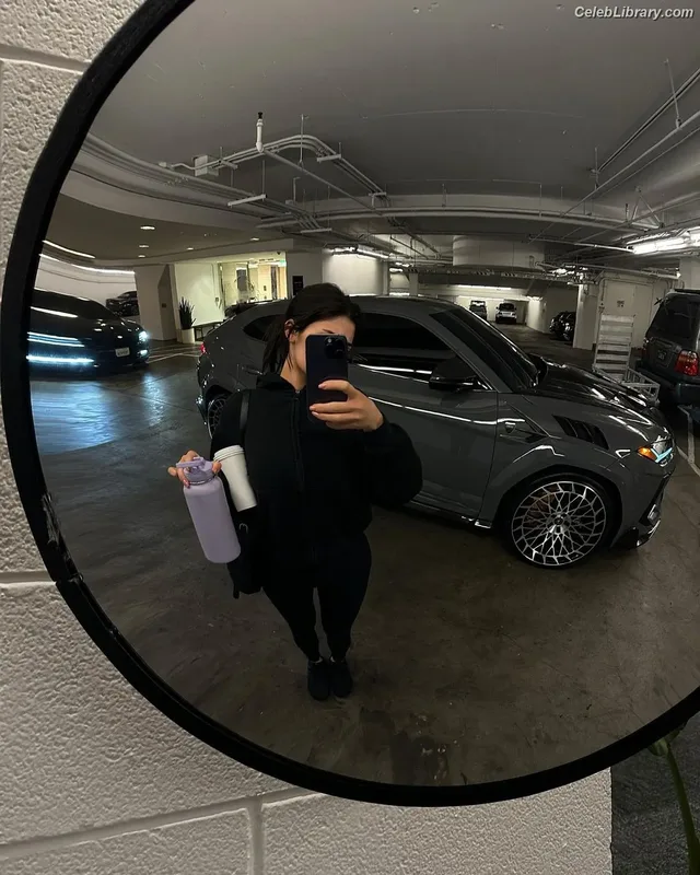 Kylie Jenner photo 7 of 4071