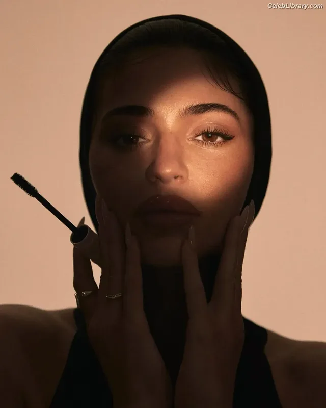 Kylie Jenner photo 12 of 4071