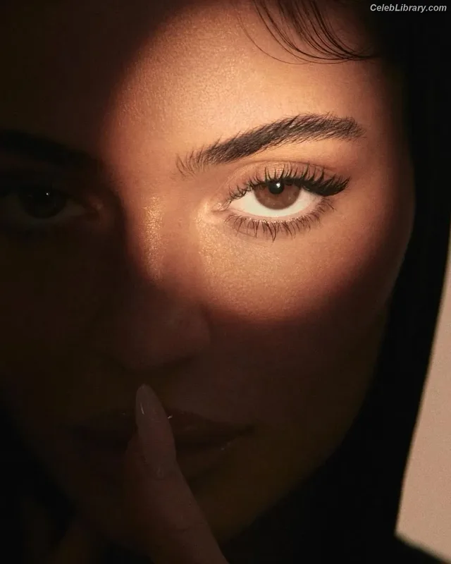 Kylie Jenner photo 13 of 4071