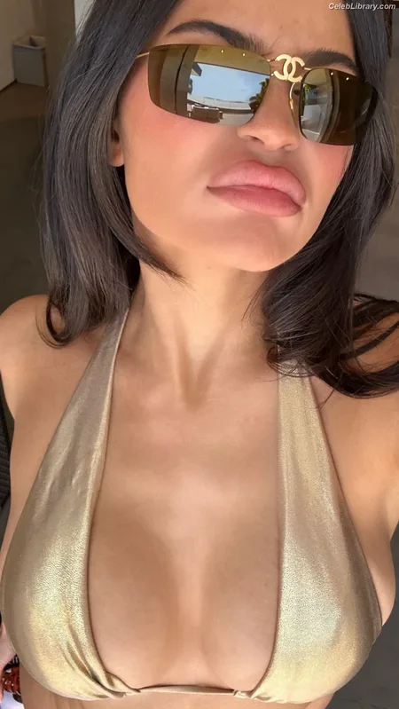 Kylie Jenner photo 15 of 4071