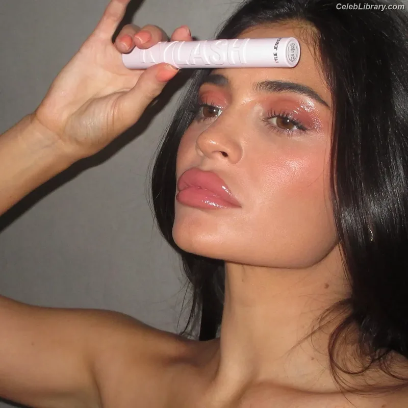 Kylie Jenner photo 20 of 4071
