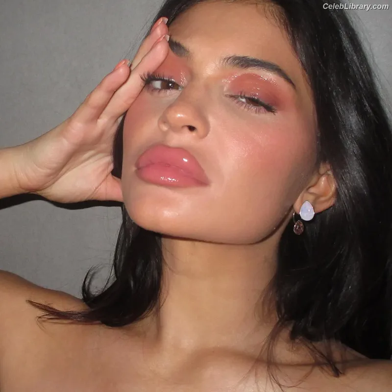 Kylie Jenner photo 24 of 4071