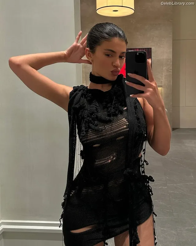 Kylie Jenner photo 10 of 4071