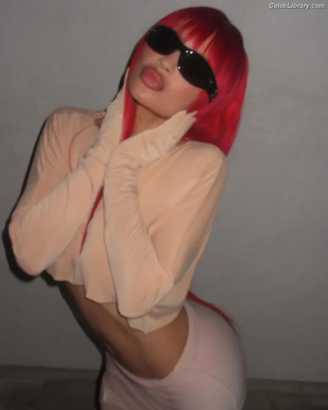 Kylie Jenner photo 17 of 4071