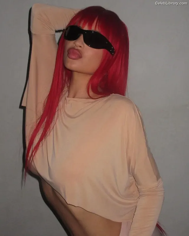 Kylie Jenner photo 20 of 4071