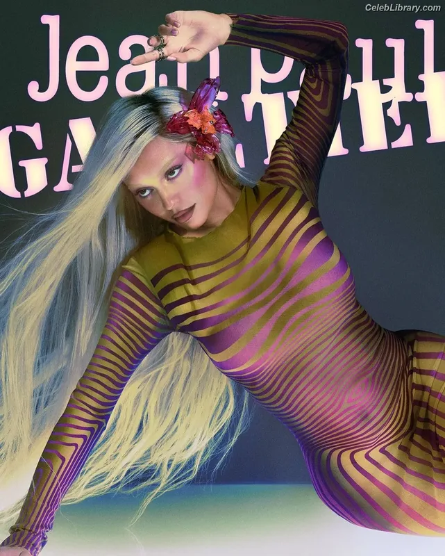 Kylie Jenner photo 17 of 4071