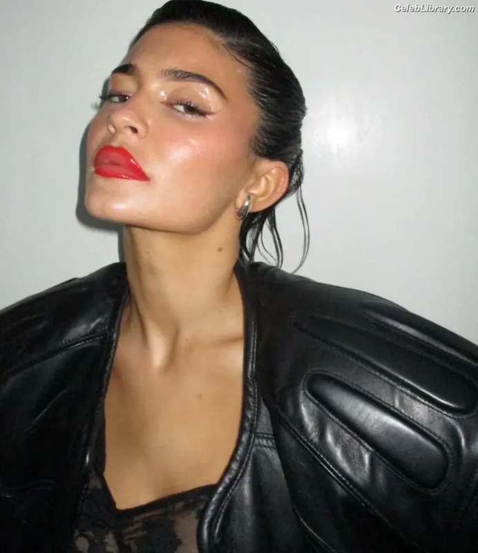 Kylie Jenner photo 2 of 4071