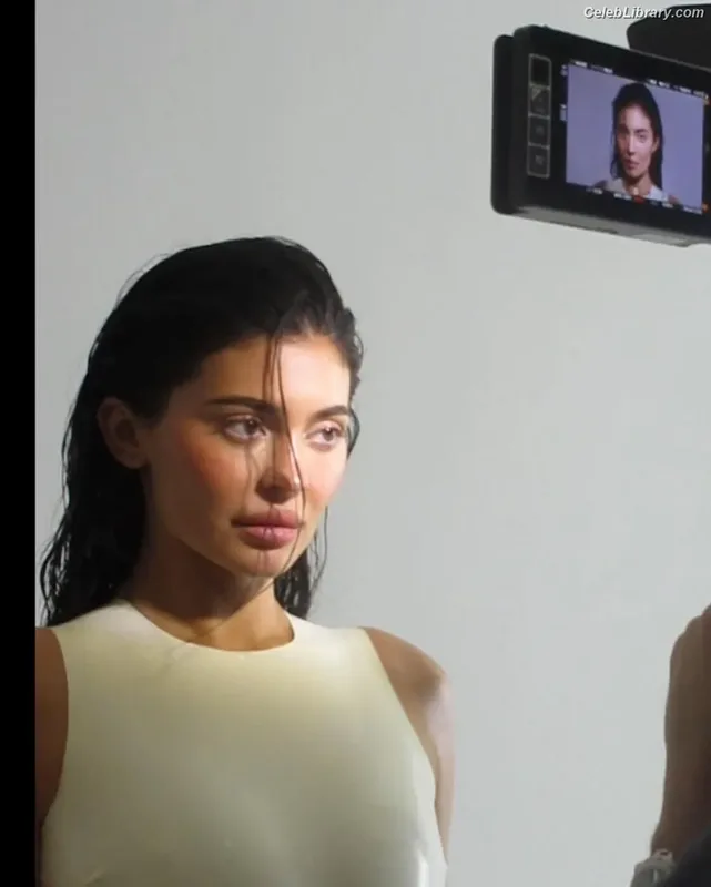 Kylie Jenner photo 4 of 4071