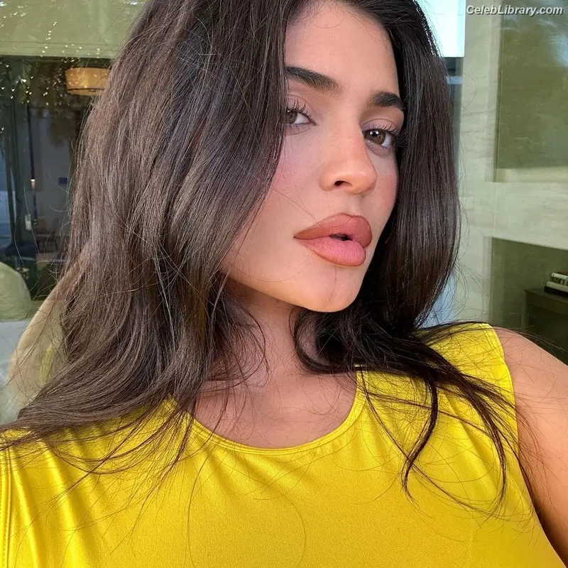 Kylie Jenner photo 11 of 4071