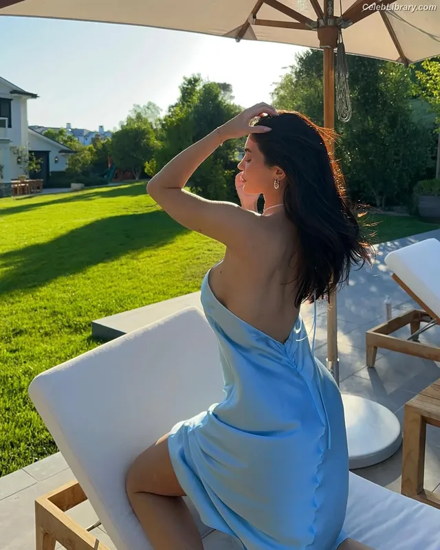 Kylie Jenner photo 12 of 4071