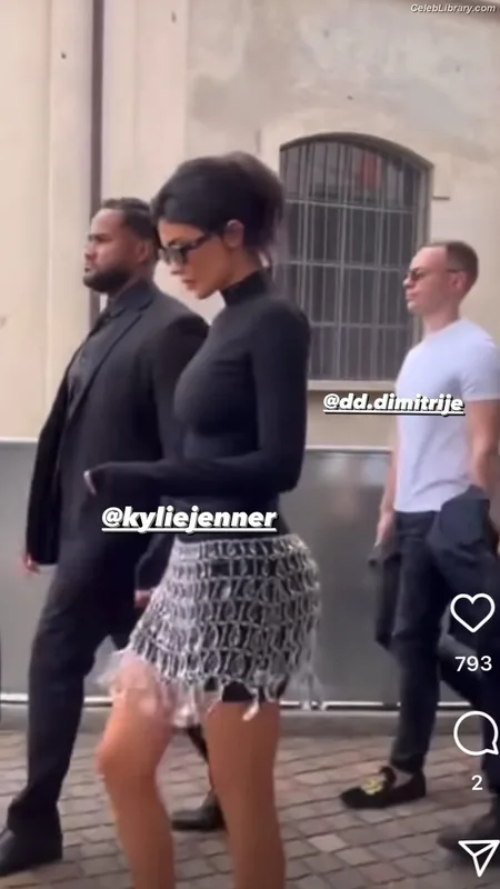 Kylie Jenner photo 17 of 4071