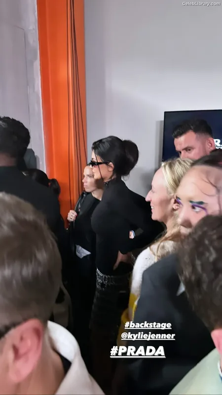 Kylie Jenner photo 19 of 4071