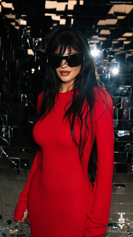 Kylie Jenner photo 20 of 4071