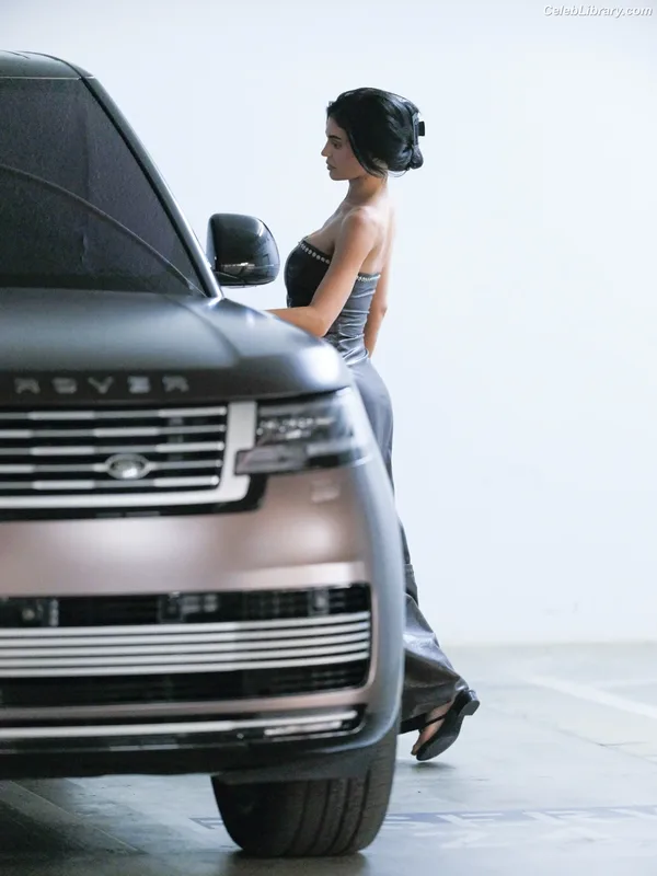 Kylie Jenner photo 2 of 4071