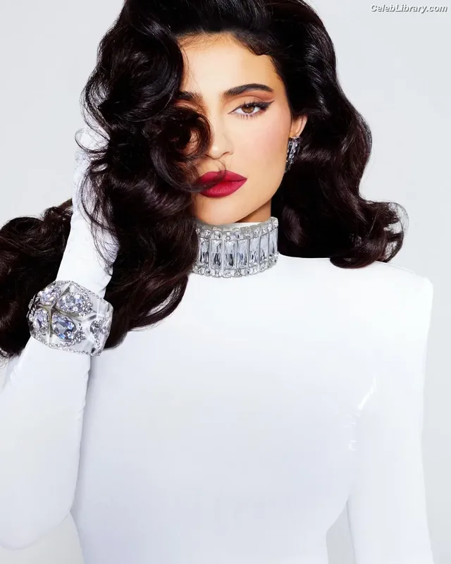 Kylie Jenner photo 12 of 4071