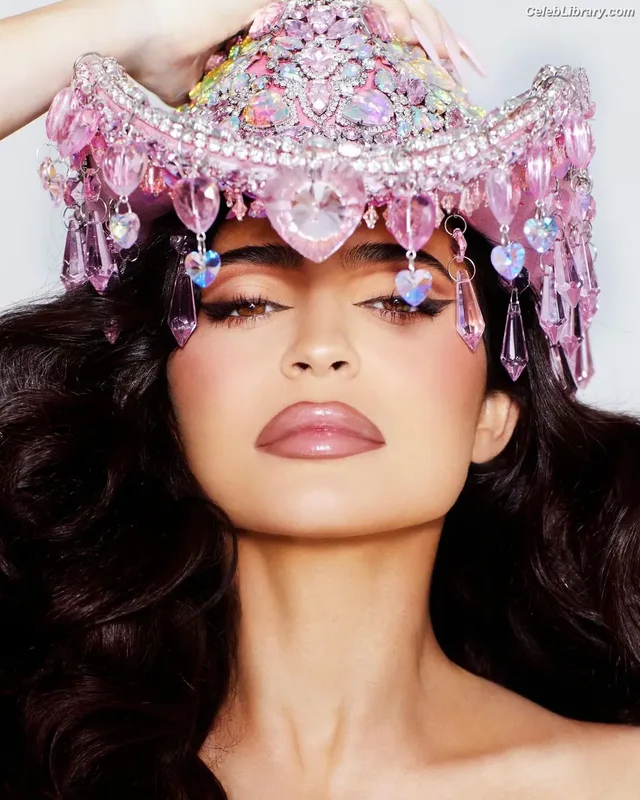 Kylie Jenner photo 13 of 4071