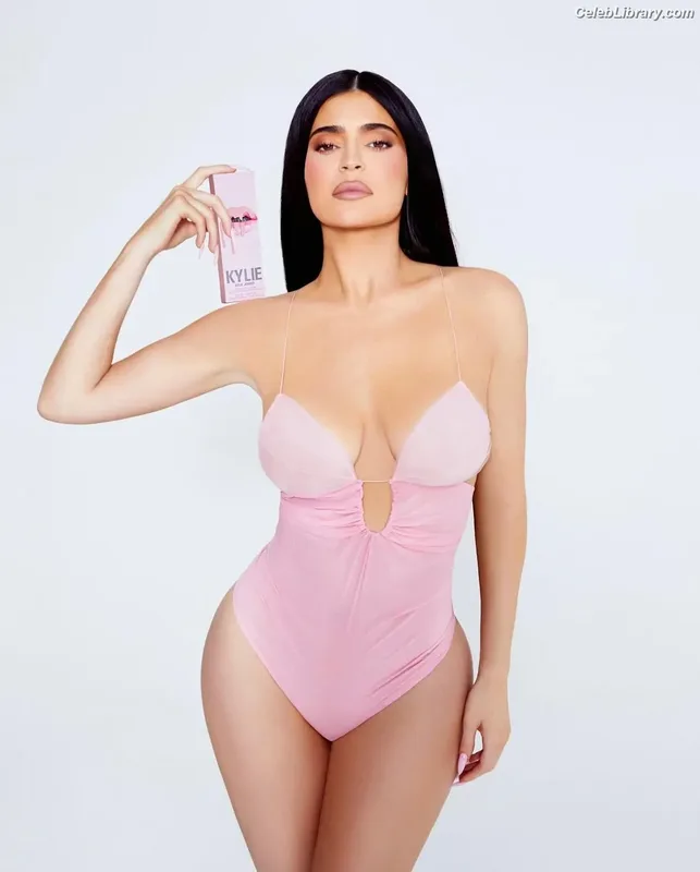 Kylie Jenner photo 14 of 4071