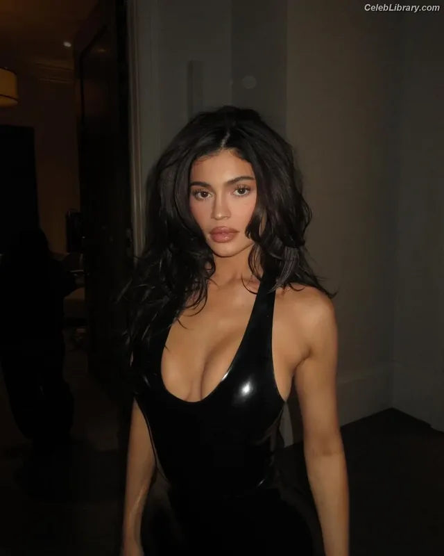 Kylie Jenner photo 1 of 4071