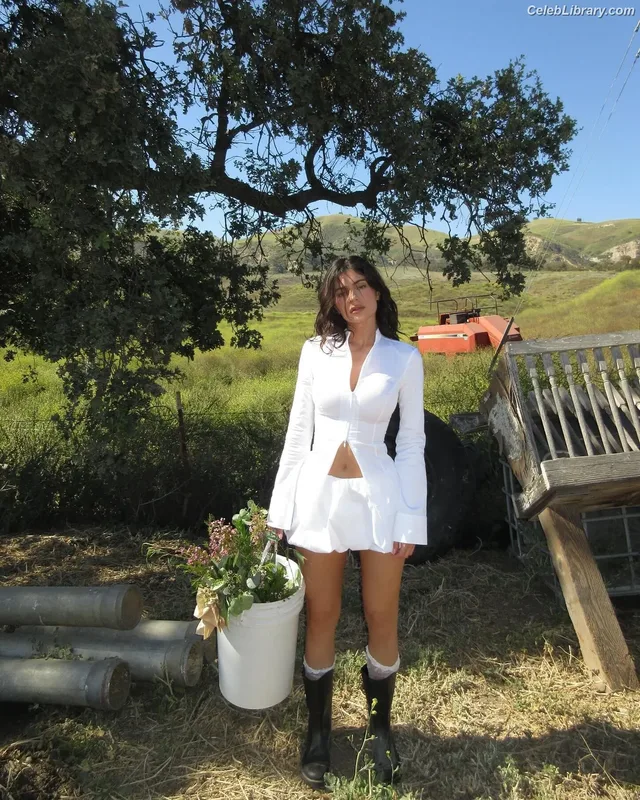 Kylie Jenner photo 13 of 4071