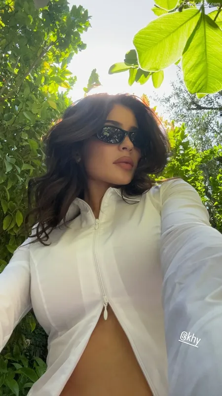 Kylie Jenner photo 14 of 4071