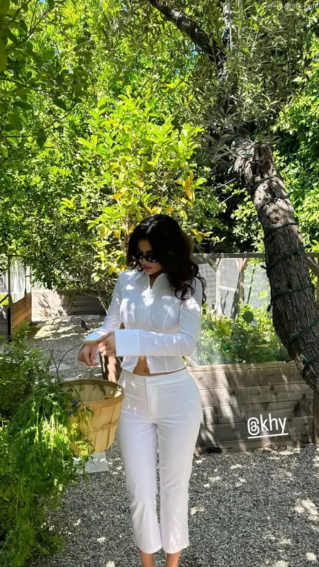Kylie Jenner photo 17 of 4071