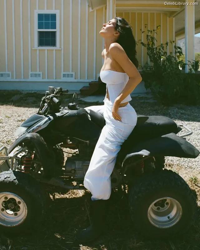 Kylie Jenner photo 20 of 4071