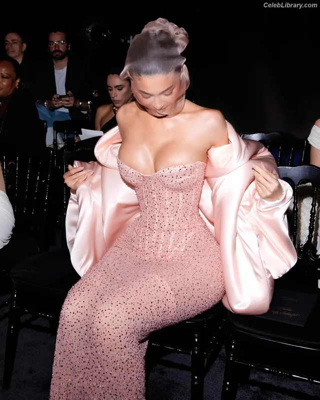 Kylie Jenner photo 22 of 4071