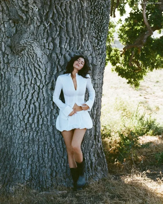 Kylie Jenner photo 1 of 4071