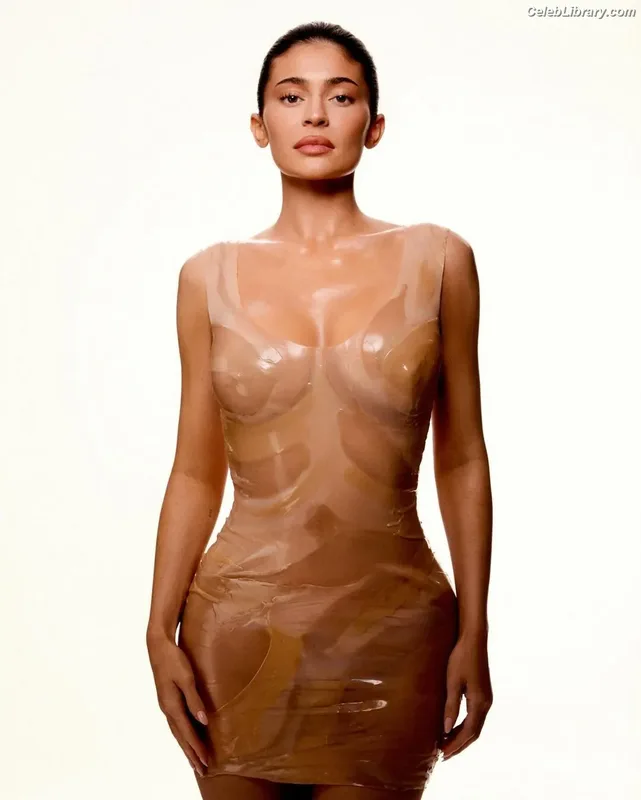 Kylie Jenner photo 12 of 4071