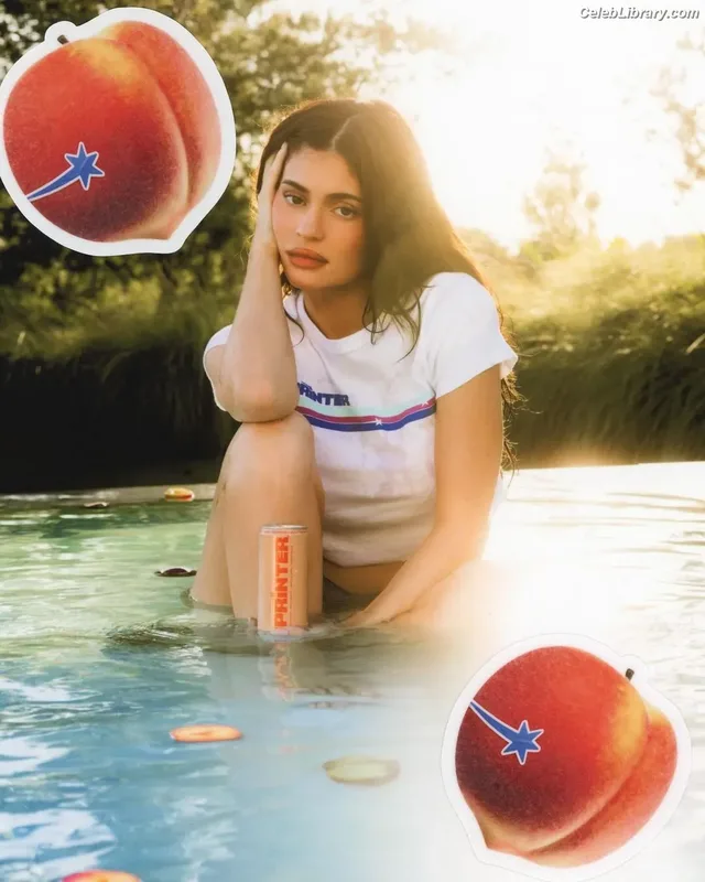 Kylie Jenner photo 13 of 4071