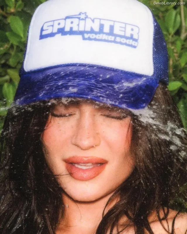 Kylie Jenner photo 14 of 4071