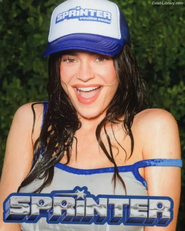 Kylie Jenner photo 15 of 4071