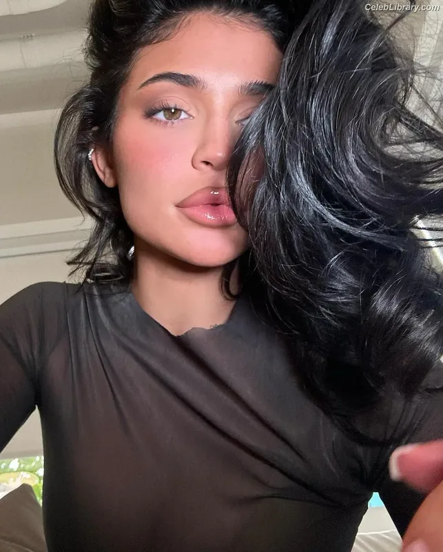 Kylie Jenner photo 16 of 4071
