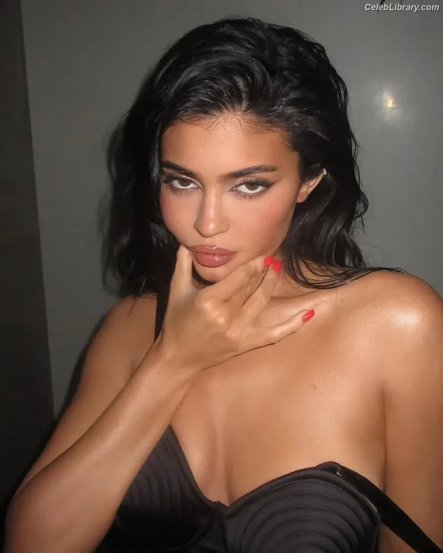 Kylie Jenner photo 18 of 4071