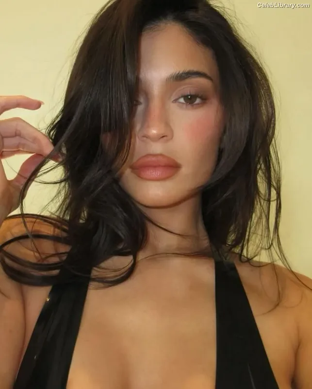 Kylie Jenner photo 22 of 4071