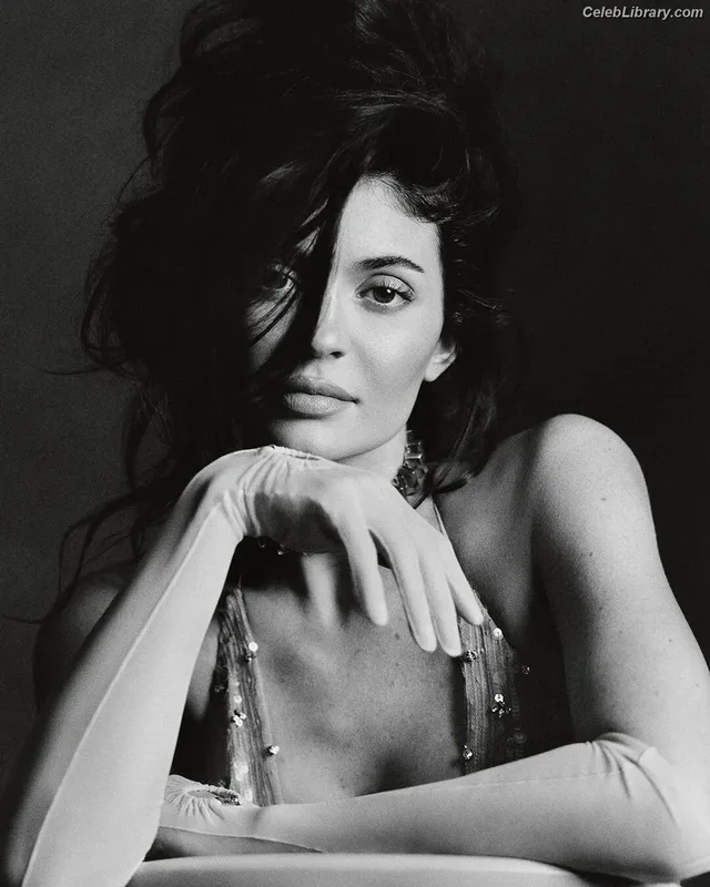 Kylie Jenner photo 4 of 4071