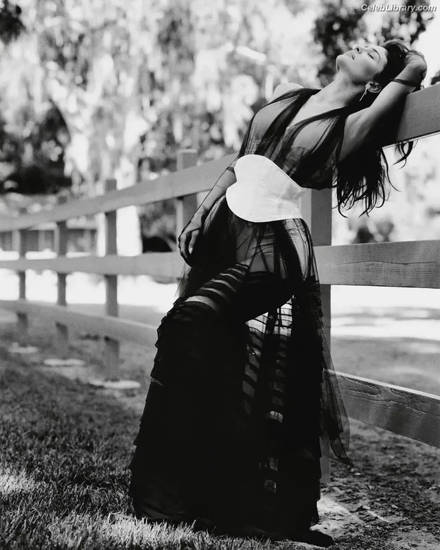 Kylie Jenner photo 10 of 4071