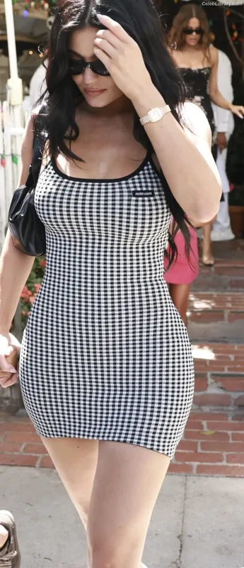 Kylie Jenner photo 15 of 4071