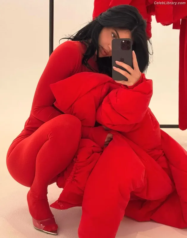 Kylie Jenner photo 12 of 4071