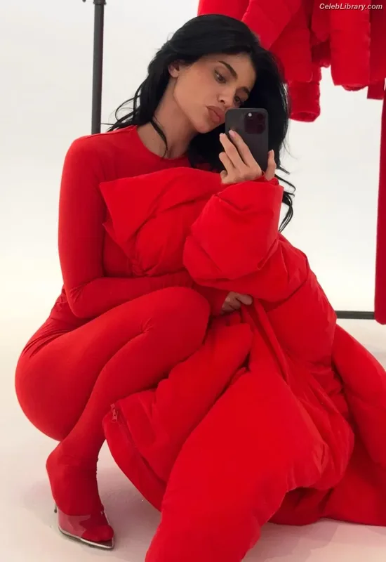 Kylie Jenner photo 13 of 4071