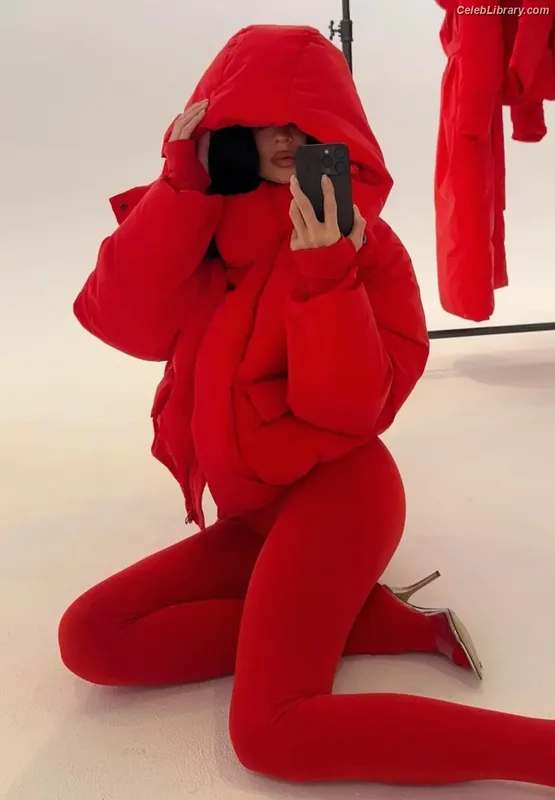 Kylie Jenner photo 15 of 4071