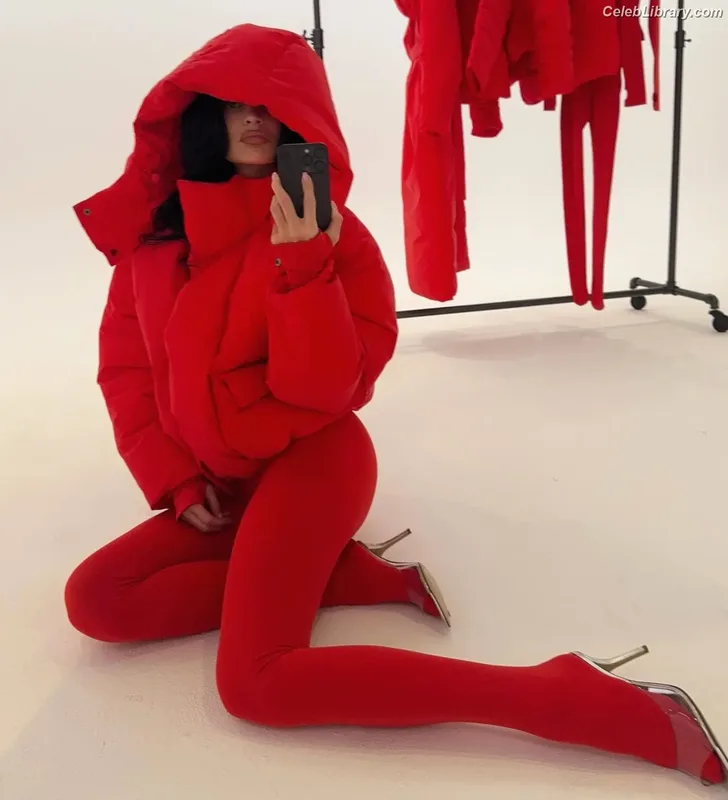 Kylie Jenner photo 16 of 4071