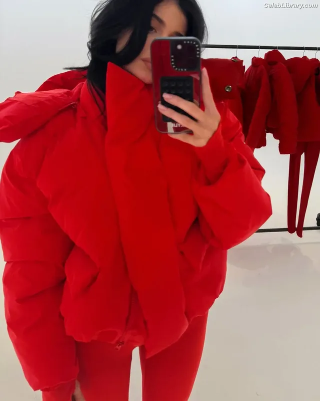 Kylie Jenner photo 17 of 4071